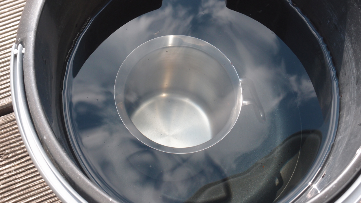 2019-05-24 Glas im Wasser im Topf